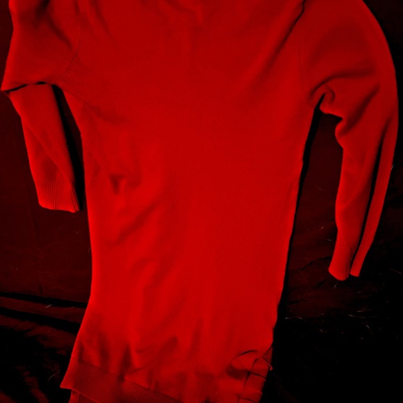 Size small long red shirt with angled lines for slimming effect - Picture 5 of 6